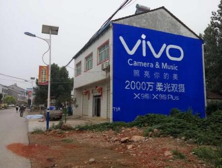 定南刷墙广告和喷绘墙体广告哪个效果好？