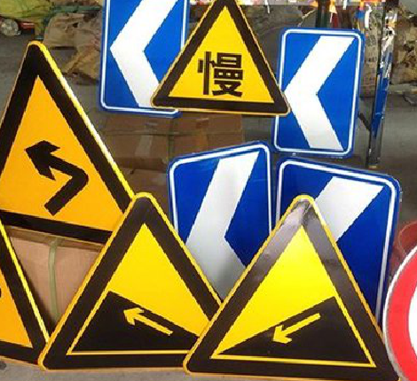 定南标识标牌中颜色的确定是很重要的。