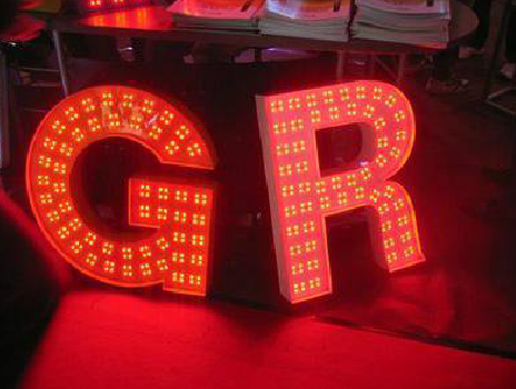 定南LED发光字常见的安装误区。